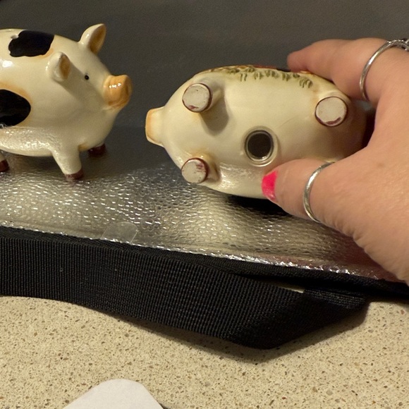 Vintage Adorable Pig salt and pepper shakers - Picture 6 of 13